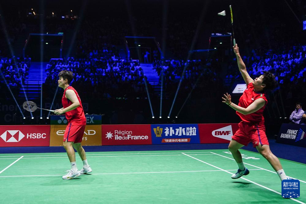 女生踢球 女生踢球